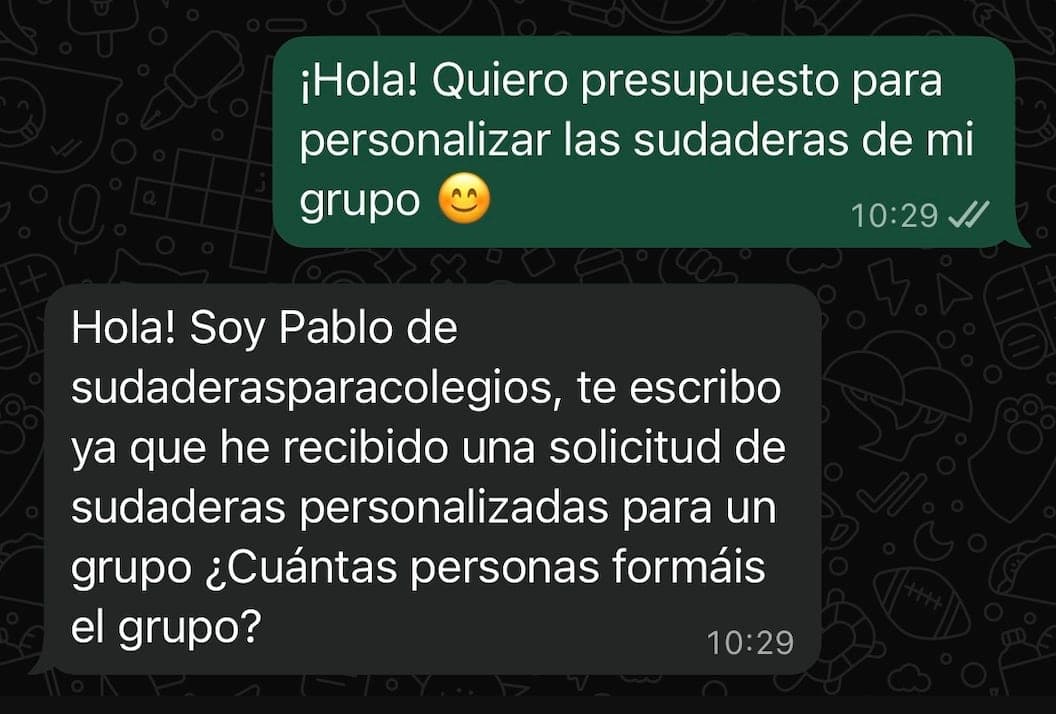 Delegada de clase contando su idea de sudadera por el móvil