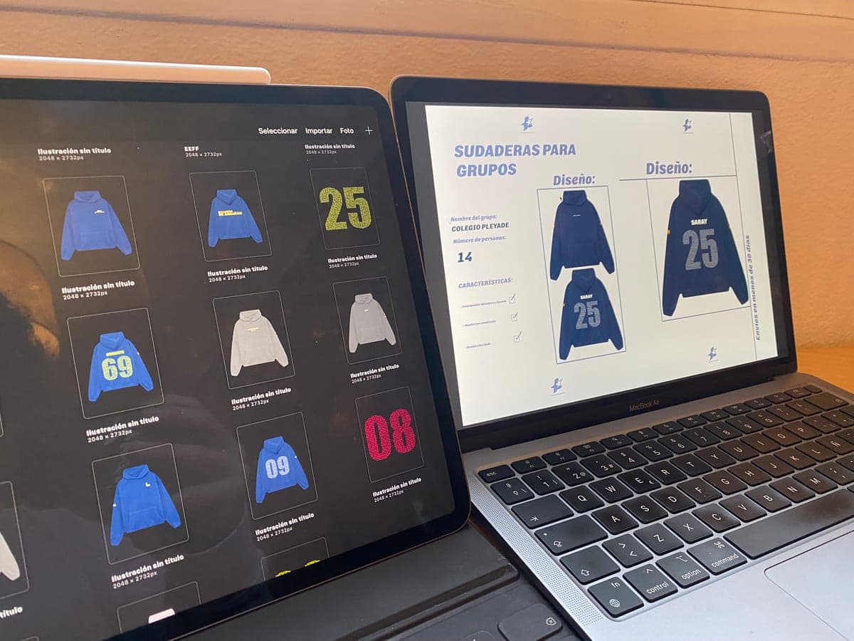 Diseñador mostrando una propuesta de sudadera personalizada